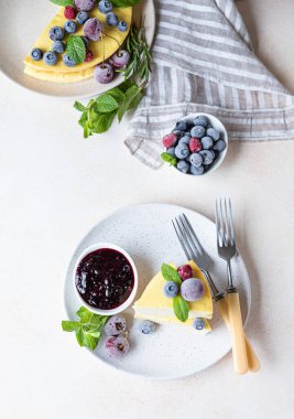 Vanilla no crust cheesecake or cottage cheese casserole decorated with mint and berries. Ricotta casserole. Healthy breakfast or dessert. Top view.