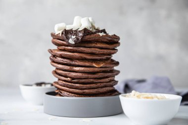 Çikolatalı gözleme, erimiş çikolata, badem ve lokum, açık arkaplan.