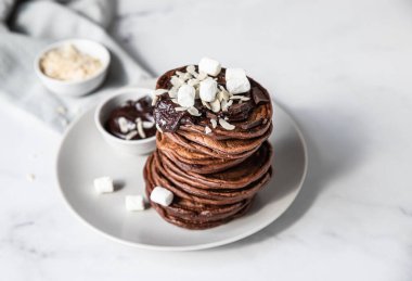 Çikolatalı gözleme, erimiş çikolata, badem ve lokum, açık arkaplan.