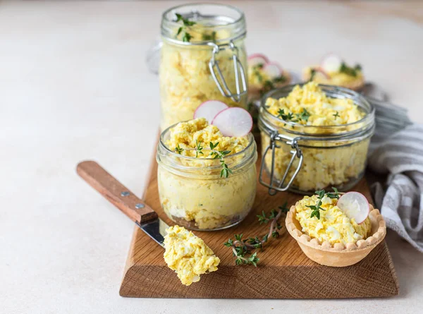 Tartlets com patê de ovo ou salada e rabanete e tomilho no fundo de pedra leve. Mergulho de ovo em jarra de vidro. — Fotografia de Stock