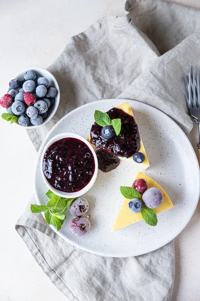 Vanilla no crust cheesecake or cottage cheese casserole decorated with mint and berries. Ricotta casserole. Healthy breakfast or dessert. Top view. — Fotografia de Stock