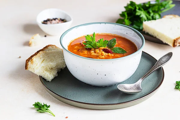 렌즈콩 과붉은 수프를 허브와 먹는다 선택적 — 스톡 사진
