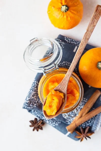 Puré Calabaza Ecológica Frasco Vidrio Cuchara Madera Con Calabaza Fresca — Foto de Stock