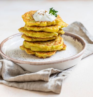 Sebzeli börek ya da yoğurtlu krep ya da kremalı ekşi sos ve otlar. Lahana ya da kabaklı börek seramik tabakta. Sağlıklı vejetaryen yemekleri.
