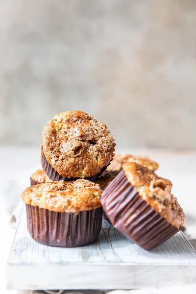 Gustosi Muffin Colazione Con Briciole Avena Guarnite Tagliere Bianco Fondo — Foto Stock