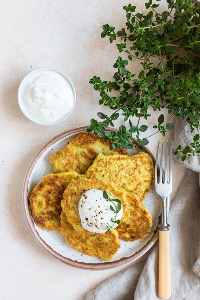 Plantaardige Beignets Pannenkoeken Met Yoghurt Room Zure Dressing Kruiden Kool — Stockfoto