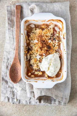 Vanilyalı dondurmalı erik ezmesi. Yaz çıtır meyveli tatlı. Üst görünüm.