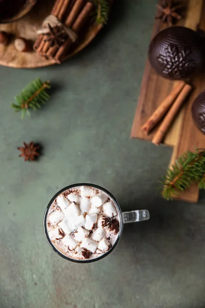 Warme Chocolade Met Marshmallow Cacao Chocoladebom Groene Betonnen Ondergrond Wintercompositie — Stockfoto