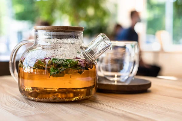 Grüner Oder Kräutertee Glasteekanne Mit Minze Und Rosenblüten Auf Holztisch — Stockfoto