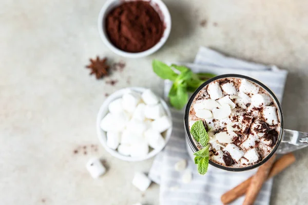 Warme Chocolademelk Cacao Glazen Beker Met Marshmallow Kaneel Munt Lichte — Stockfoto