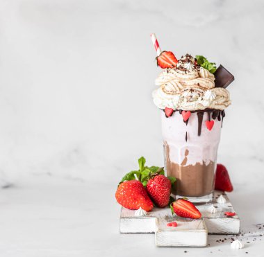 Çikolata ve çilekli milkshake, dondurmalı ve kremalı, mini kremalı, çikolatalı, çilekli ve naneli..
