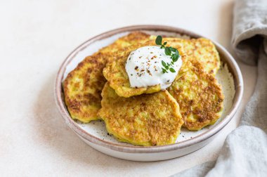 Sebzeli börek ya da yoğurtlu krep ya da kremalı ekşi sos ve otlar. Lahana ya da kabaklı börek seramik tabakta. Sağlıklı vejetaryen yemekleri.