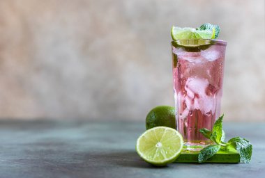 Taze pembe kokteyl ya da limonlu mocktail içeceği, pembe greyfurt suyu ve nane, yeşil arka plan. Paloma. Boşluğu kopyala.