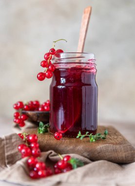 Frenk üzümlü cam kavanoz veya reçel ve taze frenk üzümü. Seçici odak.