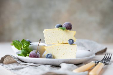 Vanilyalı, kabuksuz peynirli kek ya da naneli ve dutlu süzme peynirli güveç. Ricotta güveci. Sağlıklı kahvaltı ya da tatlı. Seçici odak.