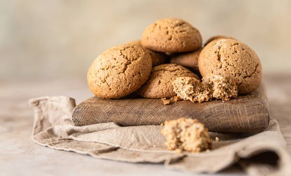 燕麦饼干在木制切菜板上 棕色混凝土背景 健康的小吃或甜点 有选择的重点 — 图库照片
