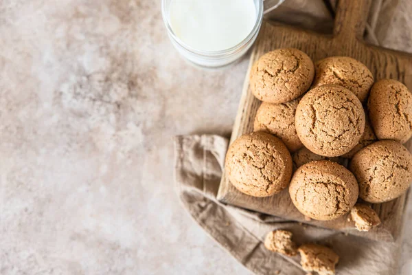 Galletas Avena Tabla Cortar Madera Con Una Taza Leche Fondo —  Fotos de Stock