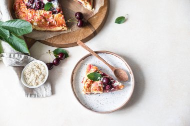 Açık turta ya da vişneli, bademli ve vanilyalı dondurma, açık arkaplan. Üst görünüm.