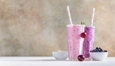 Kamışlı vişneli ve yaban mersinli smoothie. Sağlıklı kahvaltı. Seçici odak.