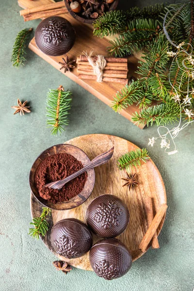 Sabrosas Bombas Cacao Con Malvavisco Chocolate Plato Madera Con Ramas — Foto de Stock