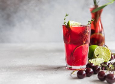 Kokteyl ya da kiraz ve limonlu limonata, gri taş arka plan. Mocktail. Soğuk yaz içkisi. Seçici odak.