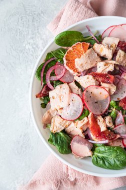 Ispanaklı salata, ızgara somon, turp ve Sicilya kırmızı portakalı. Lezzetli ve sağlıklı yiyecekler için konsept. Üst Manzara. Seçici odak.