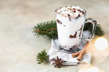 Sıcak çikolata ya da marşmelovlu kakao. Tarçın çubukları, anason ve çelenk ile kış tatili kompozisyonu. Seçici odak.