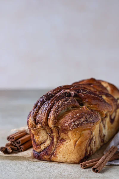 Babka Lub Chleb Brioche Cynamonem Brązowym Cukrem Domowe Ciasto Śniadanie — Zdjęcie stockowe