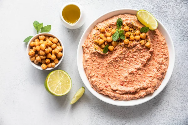 Gebratener Roter Paprika Hummus Garniert Mit Minze Und Limette Kichererbsenpüree — Stockfoto