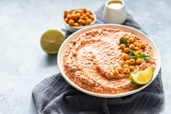 Gebratener Roter Paprika Hummus Garniert Mit Minze Und Limette Kichererbsenpüree — Stockfoto