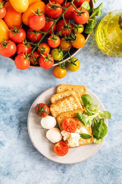 Crackers Con Pomodorini Insalata Verde Mozzarella Fondo Cemento Blu Concentrazione — Foto Stock