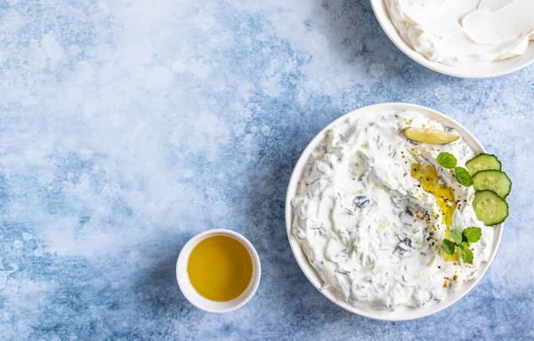 Indian Pakistani Raita Sauce Dip Cucumber Yoghurt Garlic Mint Blue — Stock Photo, Image