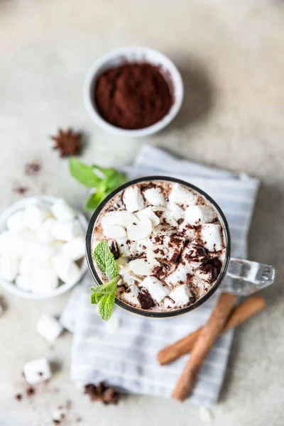 Warme Chocolademelk Cacao Glazen Beker Met Marshmallow Kaneel Munt Lichte — Stockfoto
