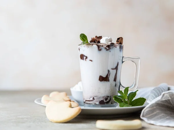 Vakantie Warme Chocolademelk Cacao Met Marshmallow Kaneel Geserveerd Met Zelfgemaakte — Stockfoto