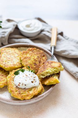 Sebzeli börek ya da yoğurtlu krep ya da kremalı ekşi sos ve otlar. Lahana ya da kabaklı börek seramik tabakta. Sağlıklı vejetaryen yemekleri. Seçici odak.