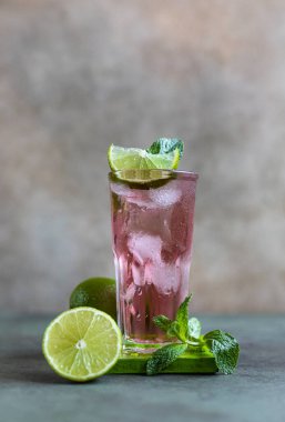 Taze pembe kokteyl ya da limonlu mocktail içeceği, pembe greyfurt suyu ve nane, yeşil arka plan. Paloma. Seçici odak.