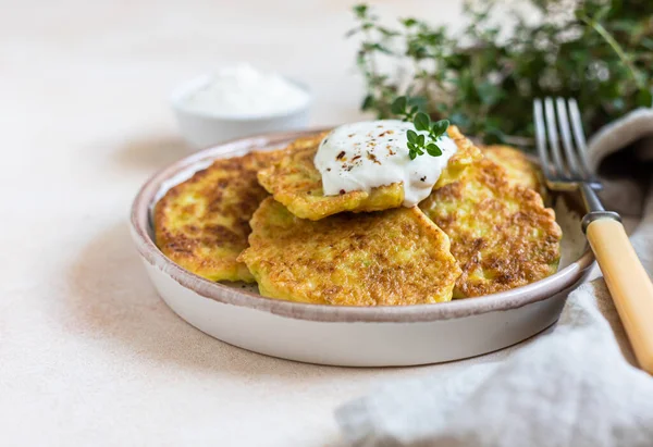 Sebzeli börek ya da yoğurtlu krep ya da kremalı ekşi sos ve otlar. Lahana ya da kabaklı börek seramik tabakta. Sağlıklı vejetaryen yemekleri. Seçici odak.