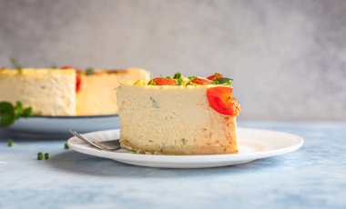 Bir parça baharatlı domatesli peynirli kek naneli, mavi betondan arka planda. Seçici odak.