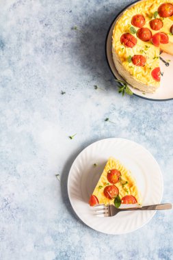 Bir parça baharatlı domatesli peynirli kek naneli, mavi betondan arka planda. Seçici odaklanma. Üst görünüm.