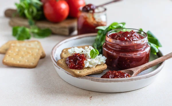 Tomatenmarmelade Confiture Oder Sauce Glas Mit Crackern Und Grünem Blättersalat — Stockfoto