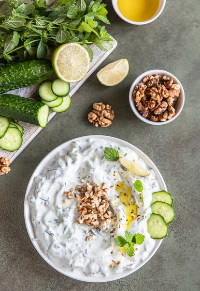 Traditionelle Bulgarische Kalte Sommersuppe Tarator Mit Zutaten Auf Grünem Hintergrund — Stockfoto