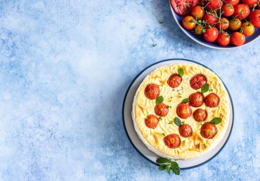 Domatesli, naneli, mavi beton kaplamalı tuzlu peynirli kek. Üst Manzara. Seçici odak.