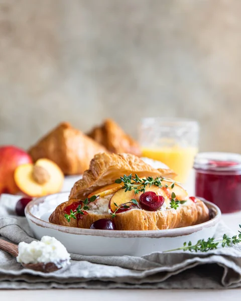 Croissant Smörgås Med Färskost Nektarin Och Körsbär Och Färsk Ingrediens — Stockfoto