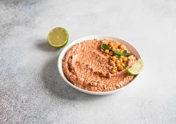 Gebratener Roter Paprika Hummus Garniert Mit Minze Und Limette Kichererbsenpüree — Stockfoto