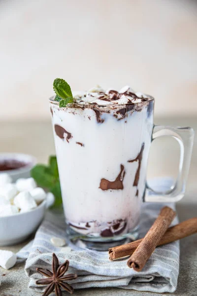 Warme Chocolademelk Cacao Glazen Beker Met Marshmallow Kaneel Munt Lichte — Stockfoto