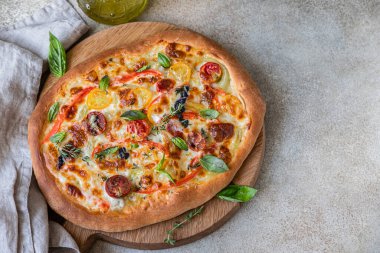 Sebze ve peynirli Pinsa, beton arka plan. Geleneksel Roma pizzası. Üst görünüm.