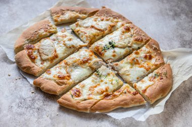 Beyaz tavuk etli Roma pizzası ya da hindi ve peynir, beton arka plan. Pinsa. Tavuklu geleneksel Roma pizzası..