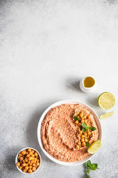 Gebratener Roter Paprika Hummus Garniert Mit Minze Und Limette Kichererbsenpüree — Stockfoto