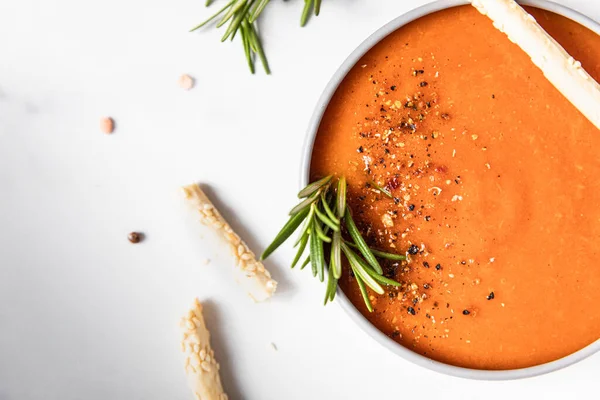 Tomatsuppe Pynt Med Malet Peber Rosmarin Brødpinde Lys Baggrund Selektivt - Stock-foto