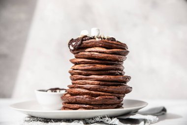 Çikolatalı gözleme, erimiş çikolata, badem ve lokum, açık arkaplan.